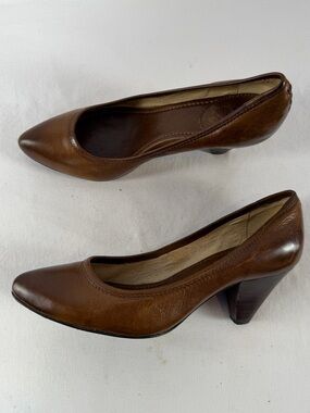 Frye Regina Leather Stacked Heel Pump in Brown Size 9